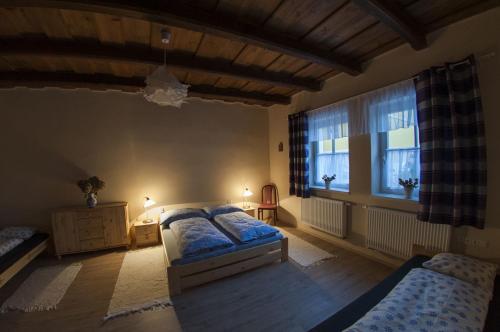 1 Schlafzimmer mit 2 Betten und einem Fenster in der Unterkunft Slovácká chalupa in Strážnice