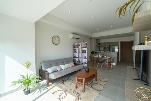 a living room with a couch and a table at Torre Indico by Casago in Mérida