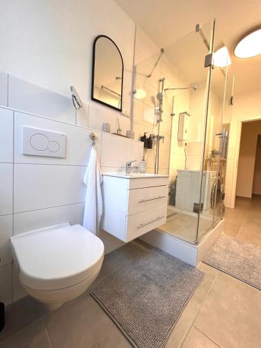 y baño con aseo, lavabo y ducha. en 93qm-4 Rooms-WiFi-City Centre, en Kassel