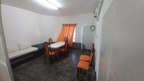 Zimmer mit Sofa, Tisch und Stühlen in der Unterkunft Esquina La Argentina in San Luis