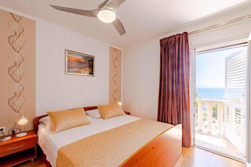 Un dormitorio con una cama y una ventana grande en Apartment in Prizba - Insel Korcula 6388, en Prizba