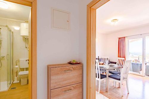 Una cocina y un comedor con una mesa y un comedor. en Apartment in Prizba - Insel Korcula 6388, en Prizba