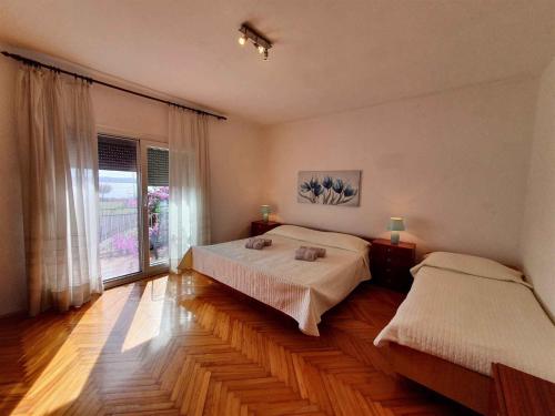 - une chambre avec 2 lits et une grande fenêtre dans l'établissement Apartment in Novigrad/Istrien 9669, à Novigrad