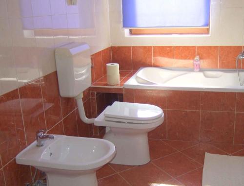 ein Badezimmer mit einem WC, einem Waschbecken und einer Badewanne in der Unterkunft Apartment in Novigrad/Istrien 9509 in Novigrad Istria