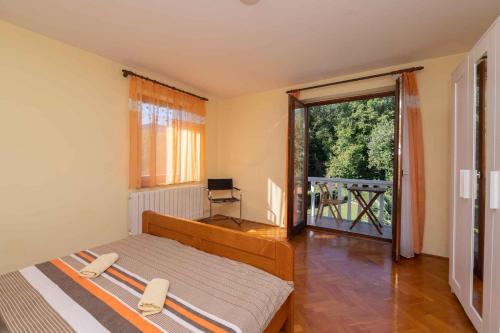 Postel nebo postele na pokoji v ubytování Holiday home in Ika 15536