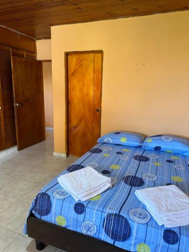 a bed in a room with two towels on it at Jhonny Cay Collection Apartahotel in San Andrés