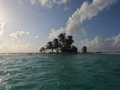 une île dans l'océan avec des palmiers dans l'établissement Splendid San Blas - All Inclusive, à Playón Chico