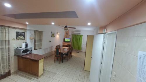ein Zimmer mit einer Küche und einem Esszimmer mit einem Tisch in der Unterkunft Casa LA ARGENTINA in San Luis
