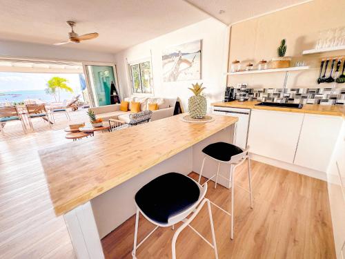 Η κουζίνα ή μικρή κουζίνα στο Little Paradise 1, 3 bedrooms, private pool, Cul de Sac Bay view