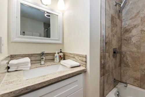 Ένα μπάνιο στο Modern Moab: Near Boulder Bay + Spa + Large Yard