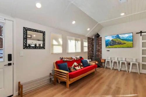 Μια τηλεόραση ή/και κέντρο ψυχαγωγίας στο Modern Moab: Near Boulder Bay + Spa + Large Yard