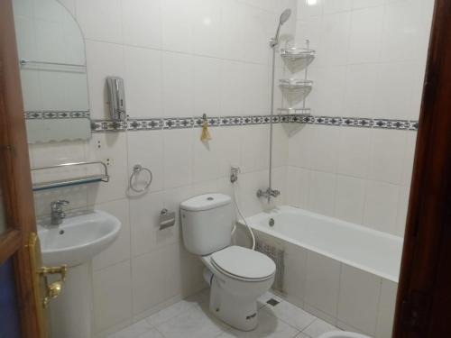 biała łazienka z toaletą i umywalką w obiekcie Calm And Peaceful w Marakeszu