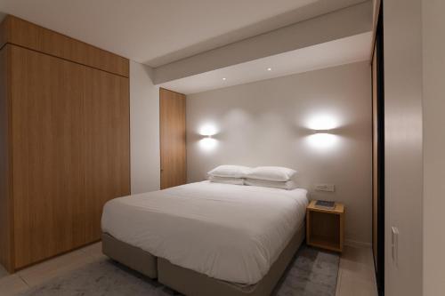 ein Schlafzimmer mit einem Bett mit zwei Kissen darauf in der Unterkunft City Living at it's Finest on Clarence in Sydney