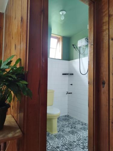 Koupelna v ubytování Rm. 204 Mapiya-aw Pensionne Inn