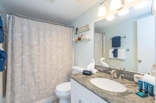 een badkamer met een wastafel, een toilet en een douche bij Cozy Beach Oasis 2 Bdrm Condo in Destin in Destin