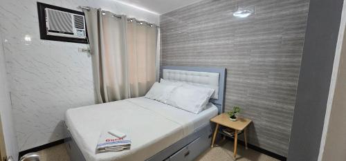 Ένα ή περισσότερα κρεβάτια σε δωμάτιο στο ENTIRE 2BR CONDO UNIT@8 SPATIAL CONDOMINIUM