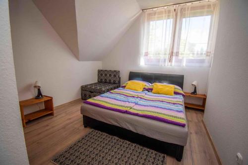 een slaapkamer met een groot bed met gele kussens bij Apartment in Balatonlelle 19177 in Balatonlelle