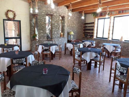 ein Restaurant mit Tischen und Stühlen in einem Zimmer in der Unterkunft Apartments Capo Vaticano/Kalabrien 21016 in Ricadi