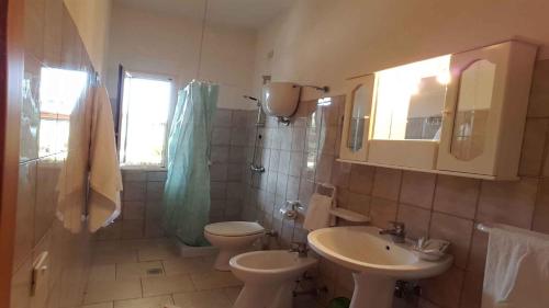 ein Badezimmer mit 2 WCs und einem Waschbecken in der Unterkunft Apartments Capo Vaticano/Kalabrien 21016 in Ricadi