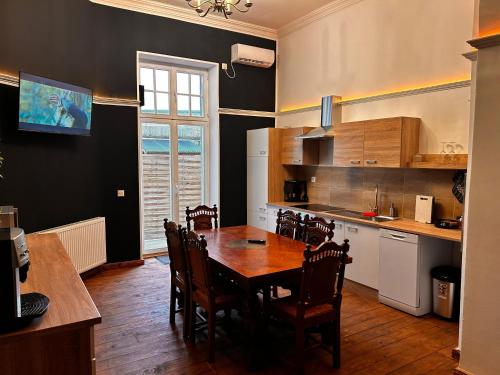 een keuken met een tafel en stoelen in een kamer bij DZ Appartements - Ferienwohnung mit Klimaanlage, inkl. WLAN, Betten nach Bedarf stellbar in Wittenberge