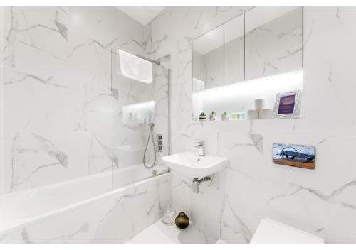 uma casa de banho branca com um lavatório e um chuveiro em Stylish Flat in Centre Hassle Free Peaceful em Maidenhead