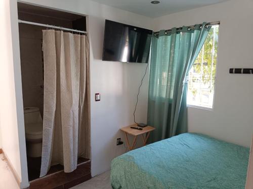 1 dormitorio con cama y ventana en Habitacion Amueblada Independiente, en Ciudad de México