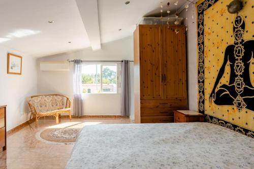 um quarto com uma cama grande e uma janela em AroeiraMIR Villa with private pool and beach em Arieiro