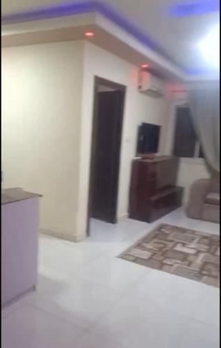 - un salon avec un lit et un canapé dans l'établissement Sharm Star, à Charm el-Cheikh