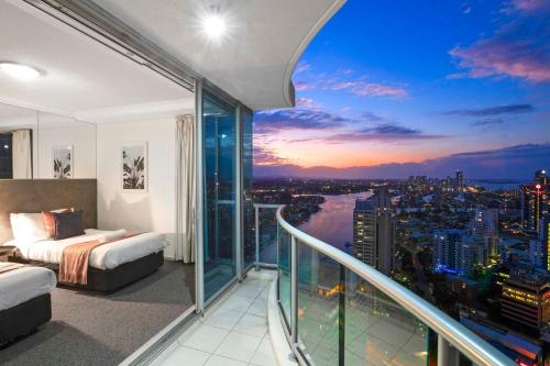 1 dormitorio con balcón con vistas a la ciudad en Ocean Views! 3 Bedrooms plus 2 Bathrooms - Chevron Renaissance - Wow Stay, en Gold Coast