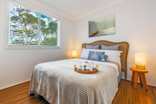 un dormitorio con una cama con dos animales de peluche en LUXMI - "New to Booking" en Katoomba