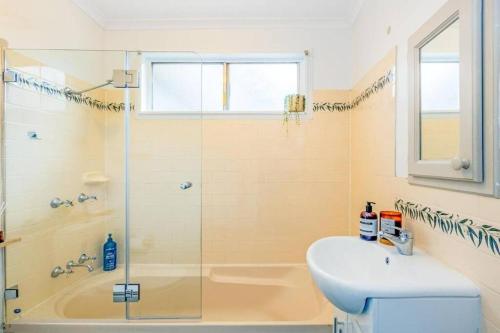 y baño con ducha, aseo y lavamanos. en LUXMI - "New to Booking" en Katoomba
