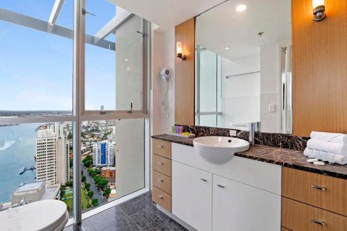 baño con lavabo y ventana grande en Ocean Views! 3 Bedrooms plus 2 Bathrooms - Chevron Renaissance - Wow Stay, en Gold Coast