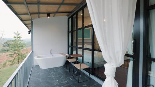 un bagno con vasca sul balcone di una casa di Gustavia House and Mountain a Ban Nong Rang Chang