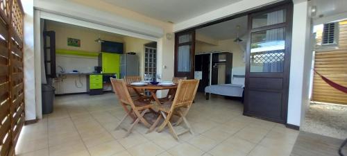 a kitchen and dining room with a table and chairs at Vacances martinique in Sainte-Anne