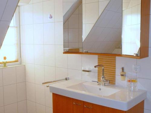 ein Bad mit einem Waschbecken und einem Spiegel in der Unterkunft  Mare Frisicum 2 in Sankt Peter-Ording