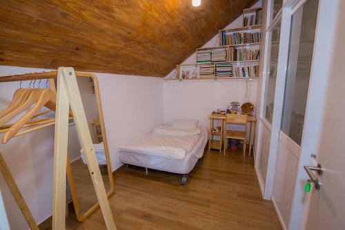 Кровать или кровати в номере Suri Homestay