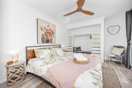Ένα ή περισσότερα κρεβάτια σε δωμάτιο στο Little Sunshine - Private acreage Guest Home
