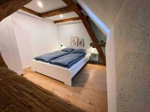 sypialnia z dużym łóżkiem na poddaszu w obiekcie Schloßberg - Ferienwohnung im Herzen von Selb w mieście Selb