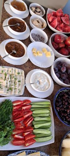 una tabella ricoperta di piatti di diversi tipi di alimenti di Hotel Ansi Boutique W&S terrace a Bukhara