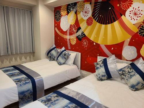 una habitación de hotel con 2 camas y una pared con aversión en 303号Ｎ＋ホテル, en Tokio
