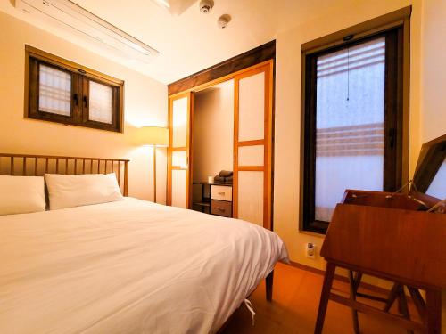 מיטה או מיטות בחדר ב-Stylish Hanok 1minute away from Dongmyo Station