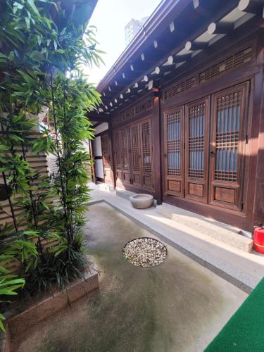 Stylish Hanok 1minute away from Dongmyo Station_2