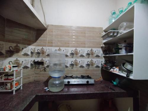une cuisine avec un comptoir en plastique dans l'établissement Dumzy's Tombs View, à Hyderabad