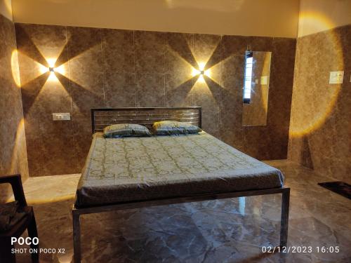 Postel nebo postele na pokoji v ubytování Akshaya Rooms