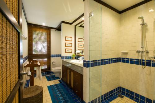 uma casa de banho com um lavatório, um chuveiro e um WC. em Katamanda Villa Chanti em Praia de Kata