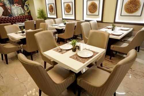 Uma área de estar em M2 Square by Monday Premium