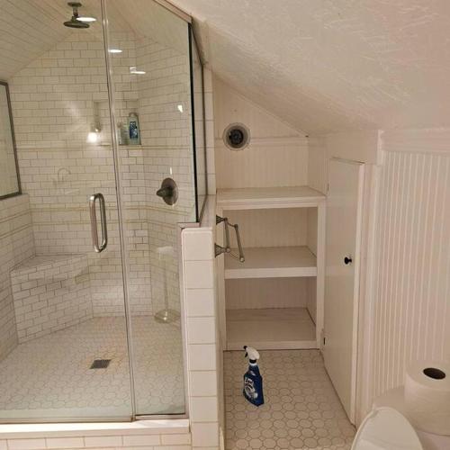 La salle de bains est pourvue d'une douche avec une porte en verre. dans l'établissement Follys End, Ligonier @ Linn Run, à Rector