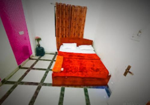 um quarto com uma cama num quarto em New Hotel Shree Radha Krishna Palace, Maheshwar em Maheshwar