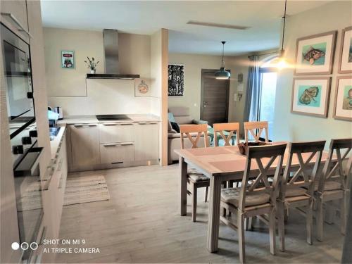 uma cozinha e sala de jantar com mesa e cadeiras em A Place In The Sun em Xewkija