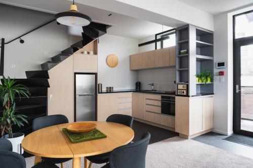 cocina y comedor con mesa y sillas en New York Loft en Dunedin